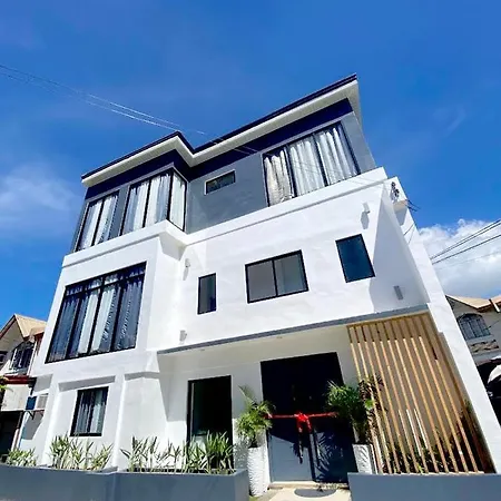 New Modern Suite Near Airport & Beach